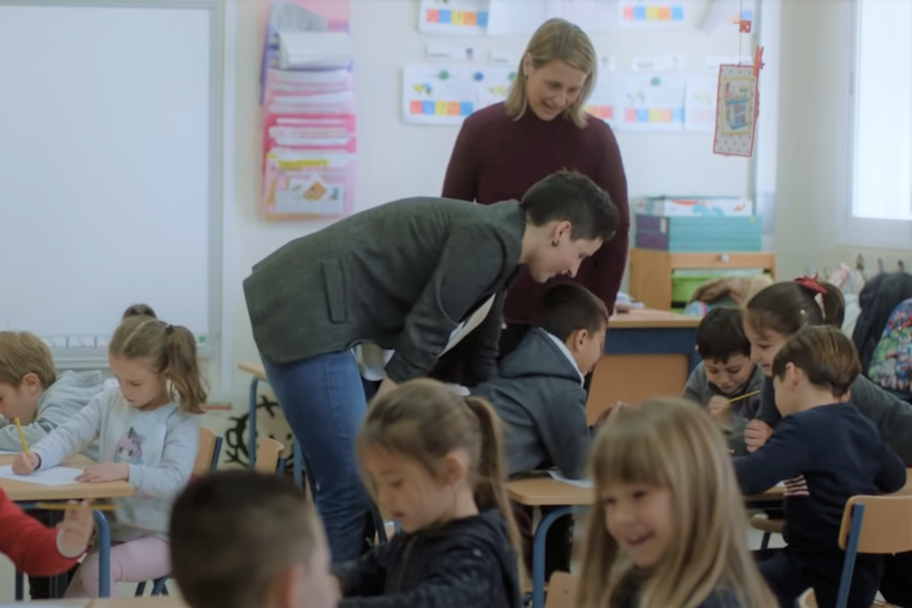 Amélie visits a classroom for her nonprofit, Aprendices Visuales.