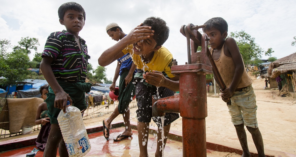 Rohingya children drinking water.