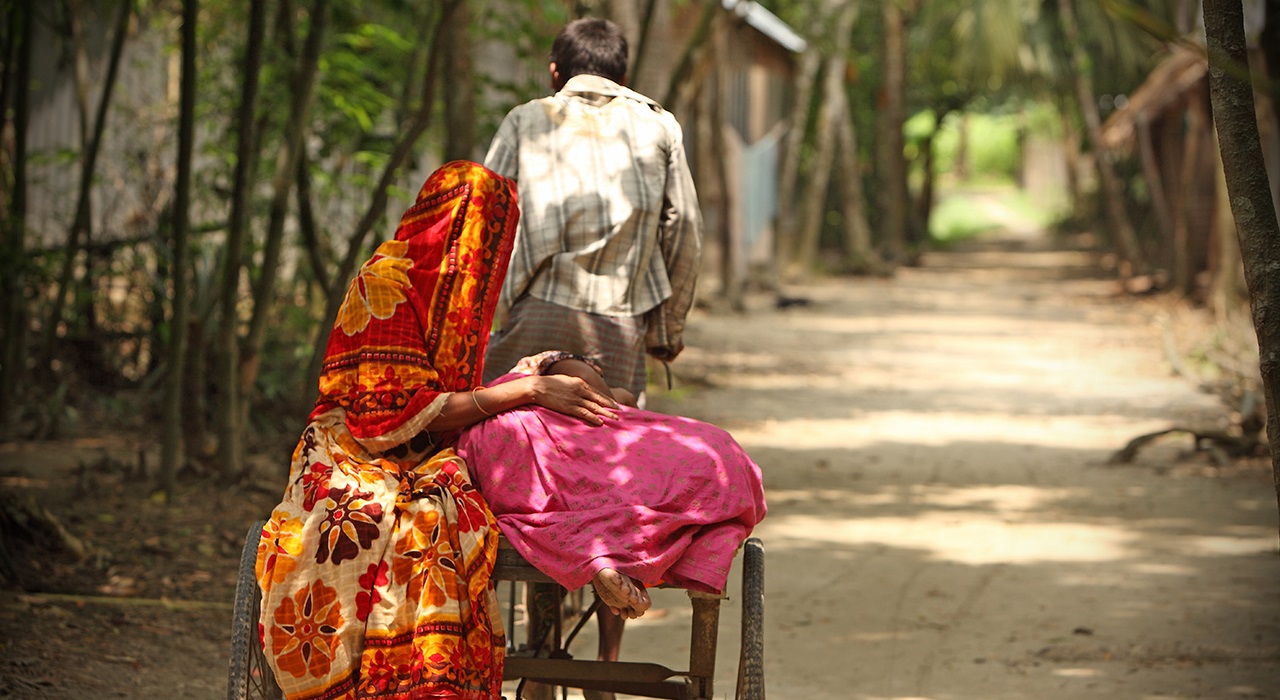 Women in fishing communities have to travel 30-40 km by vans, autorickshaw, and trawlers to access medical attention.