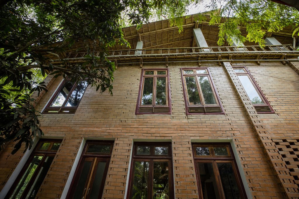 Large windows to optimise natural light and wind flows. © Shamim Hossain, BRAC 2025